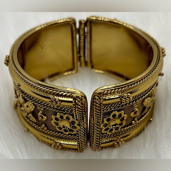 Gold hinged cuff bracelet - Picture 3 of 4